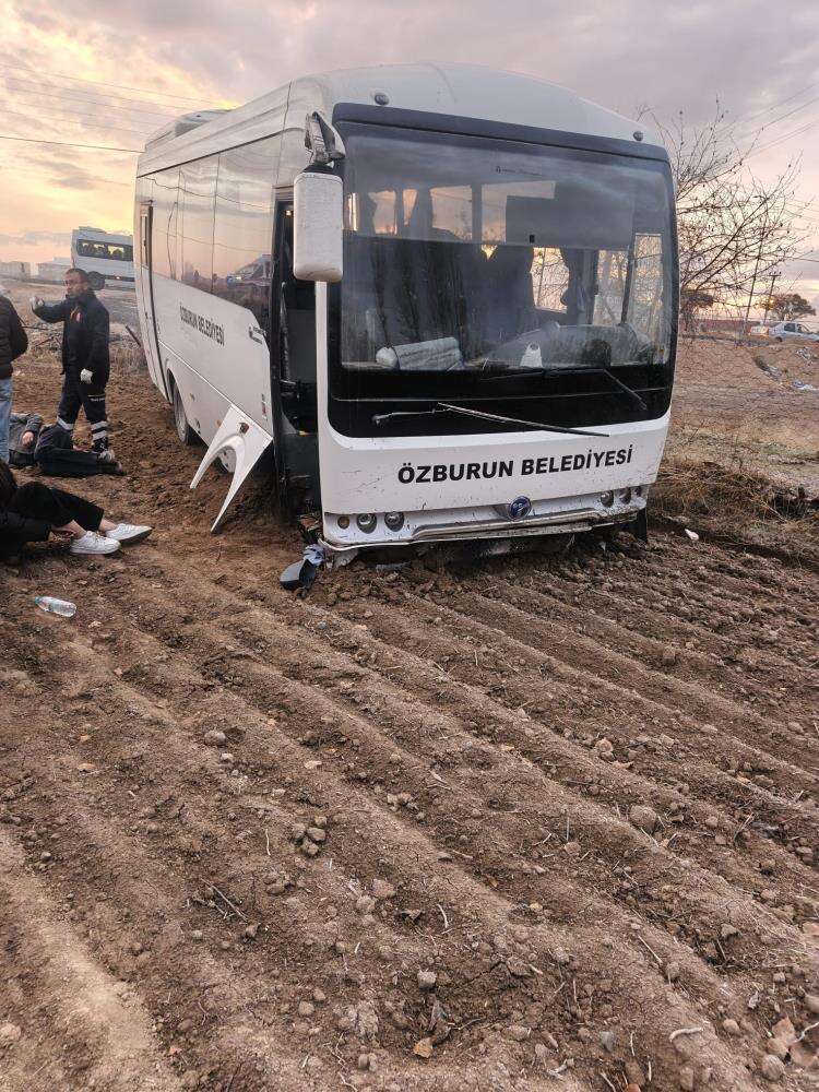 Öğrenci servisi kamyonetle çarpıştı, 17 yaralı var! Kaza sonrası can pazarı 4